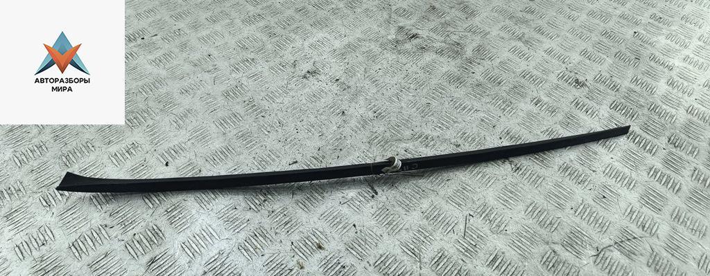 молдинг лобового стекла Volkswagen Passat B7 2013, 2.0 л., дизель, МКПП, чёрный, универсал - фото №1