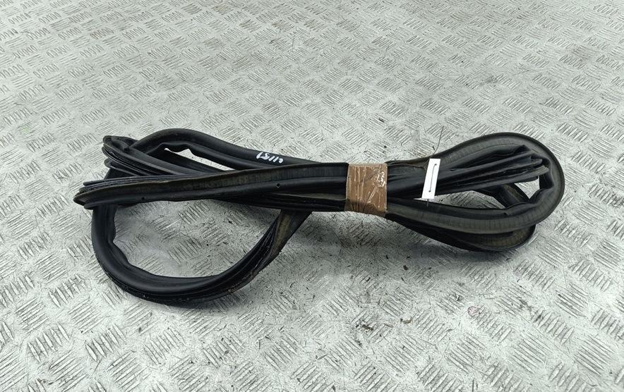 Уплотнитель крышки (двери) багажника Volkswagen Passat B6 2008, 2.0 л., дизель, АКПП, чёрный, универсал