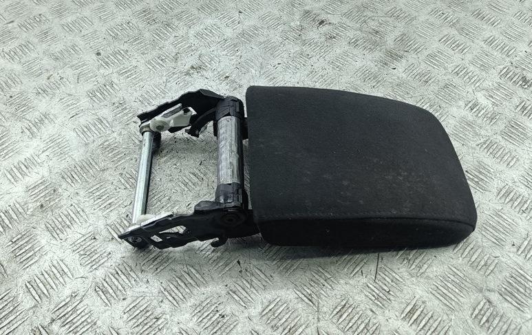 подлокотник Volkswagen Golf 5 поколение 2005, 2.0 л., бензин, МКПП, чёрный, хетчбэк 3 дв. - фото №1