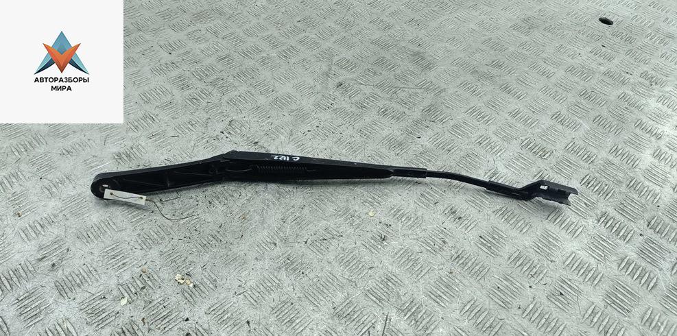 Щеткодержатель (поводок стеклоочистителя) передний Volkswagen Passat B7 2013, 2.0 л., дизель, МКПП, чёрный, универсал - фото №1