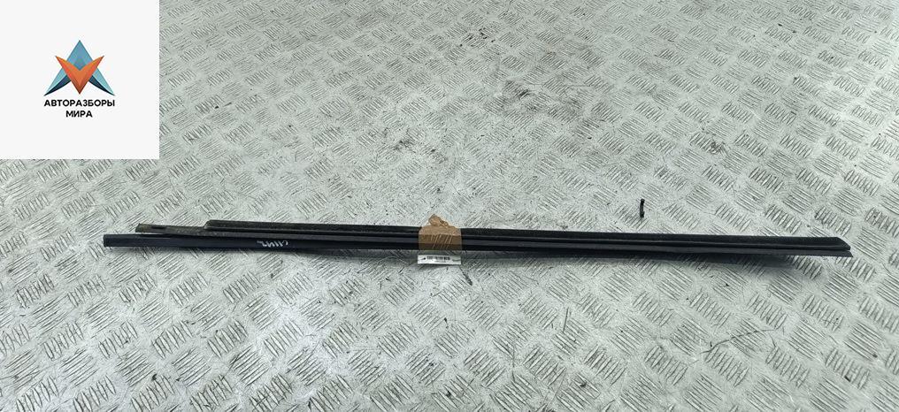 Молдинг стекла двери наружный SEAT Leon 2 поколение 2006, 1.6 л., бензин, МКПП, красный, хетчбэк 5 дв. - фото №1