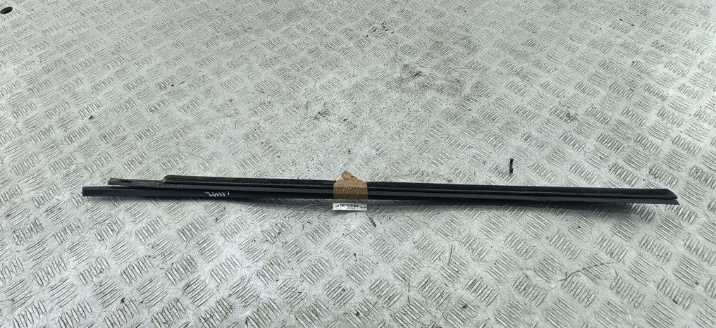 Молдинг стекла двери наружный SEAT Leon 2006, 1.6 л., бензин, МКПП, красный, хетчбэк 5 дв.