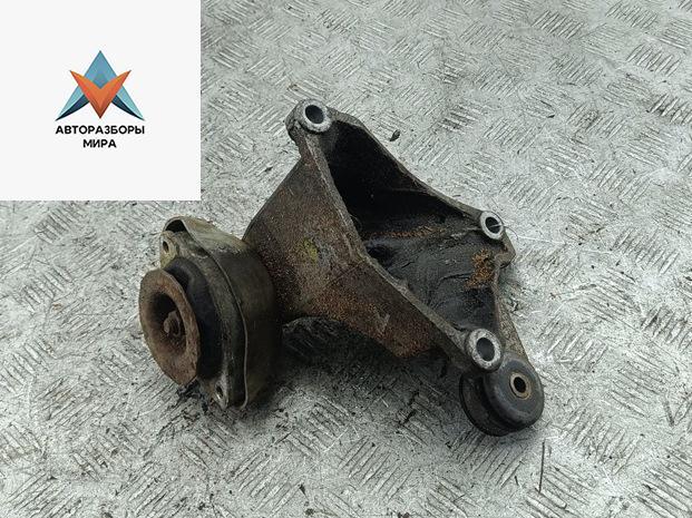 кронштейн КПП Audi A6 4B/C5 1998, 2.4 л., бензин, МКПП, зелёный, седан, 8D039914S - фото №1