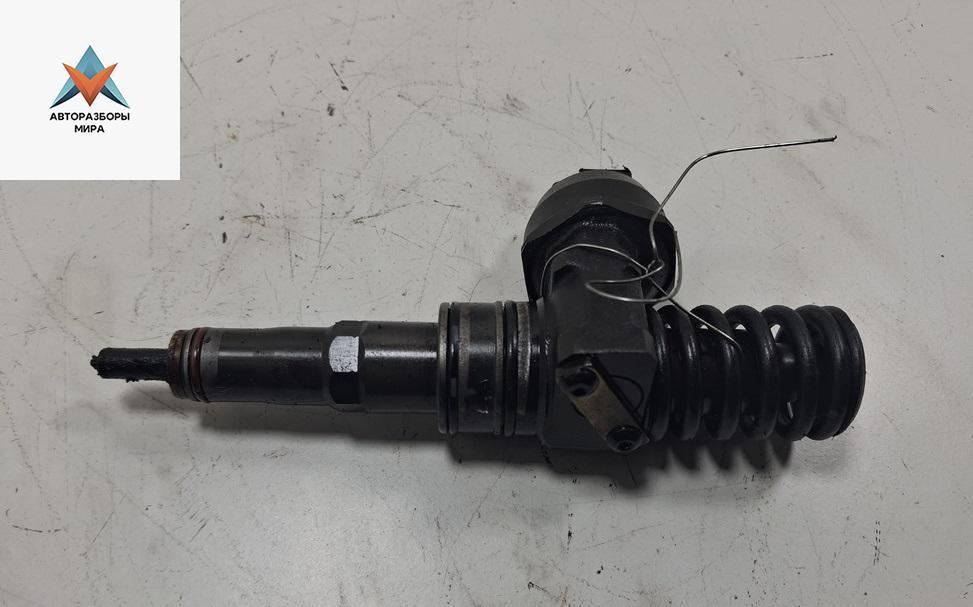 форсунка Volkswagen Passat B6 2006, 2.0 л., дизель, МКПП, красный, универсал, 038130073BQ - фото №1