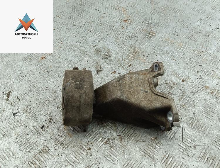 кронштейн КПП Audi A6 4B/C5 1998, 2.4 л., бензин, МКПП, зелёный, седан, 8D0399113AB - фото №1