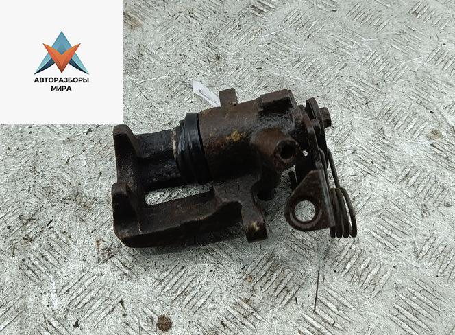 суппорт задний левый Audi A4 B5 1995, 1.6 л., бензин, МКПП, зелёный, седан - фото №1