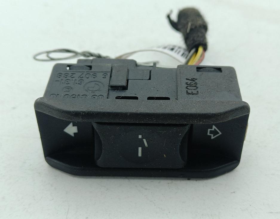 кнопка открывания люка BMW 3 E46 2004, 2.0 л., бензин, МКПП, серый, седан, 6907288