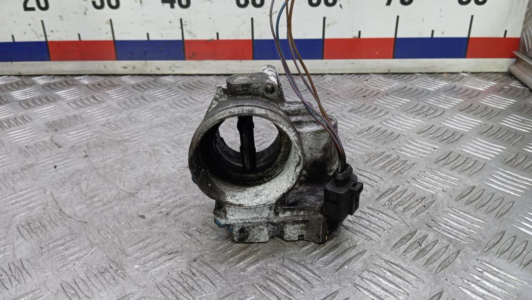 заслонка дроссельная Skoda Superb 2 поколение 2010, 1.9 л., D TDI PD, дизель, МКПП, хетчбэк 5 дв., 03G128063 - фото №1