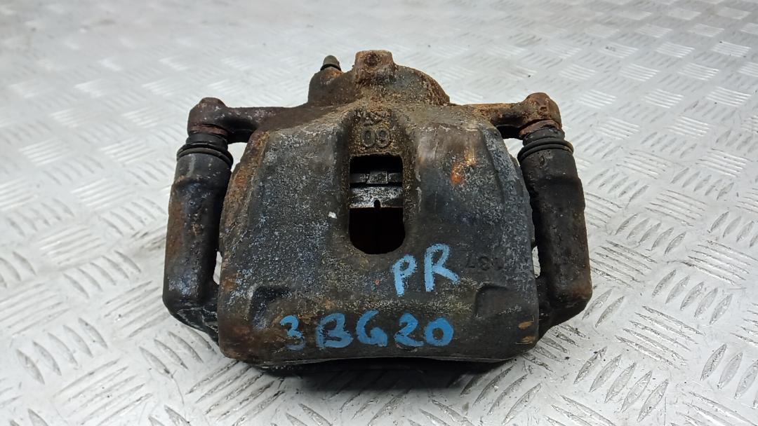 суппорт передний правый Toyota C-HR 1 поколение 2017, 1.2 л., бензин, МКПП - фото №1