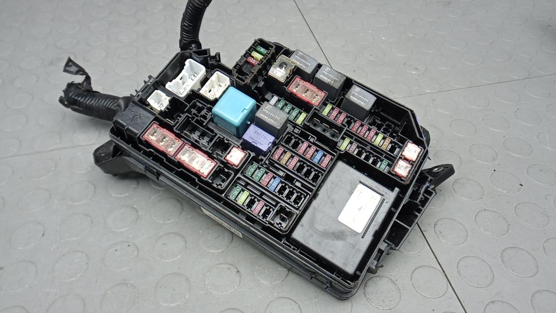 блок предохранителей Toyota C-HR 1 поколение 2017, 1.2 л., бензин, МКПП, 82111F4380 - фото №1