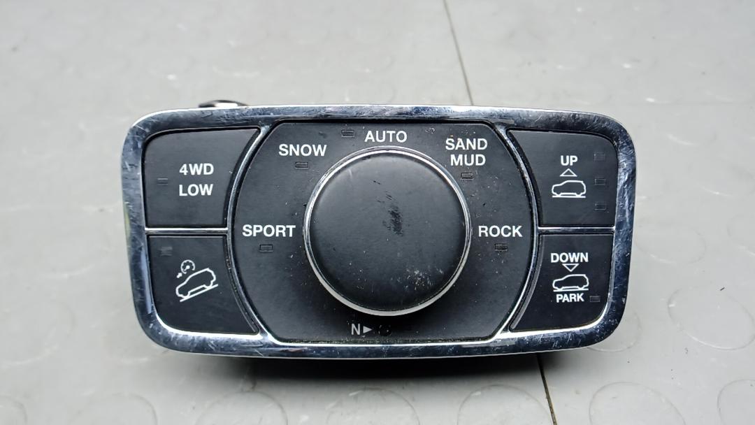 блок управления подвеской Jeep Grand Cherokee WK2 2012, 3.0 л., дизель, АКПП, внедорожник 5 дв., P56046233AD - фото №1