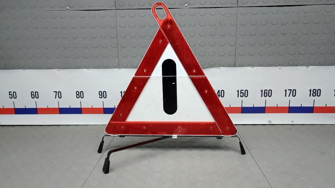 знак аварийной остановки Skoda Yeti 1 поколение 2010, 2.0 л., дизель, АКПП, внедорожник 5 дв. - фото №1