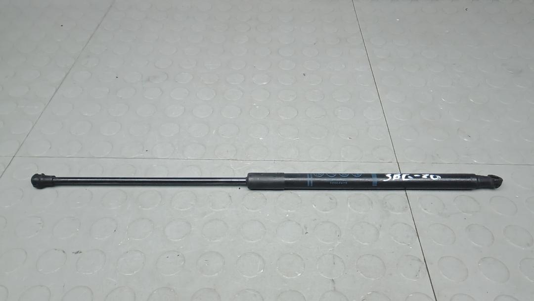 амортизатор крышки багажника (3-5 двери) Toyota C-HR 1 поколение 2017, 1.2 л., бензин, МКПП - фото №1