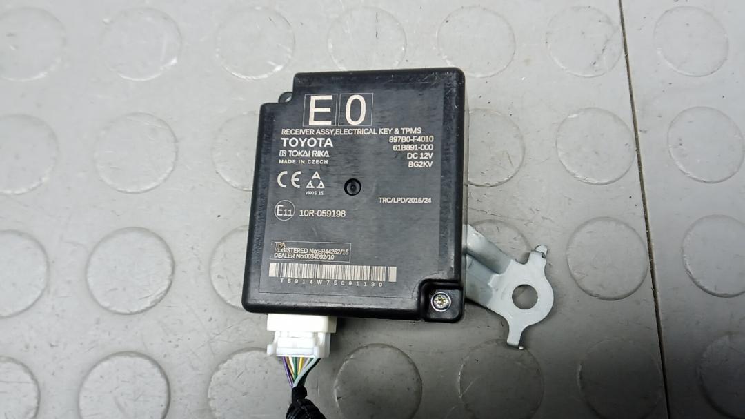 Блок управления бесключевым доступом Toyota C-HR 1 поколение 2017, 1.2 л., бензин, МКПП, 897B0F4010 - фото №1