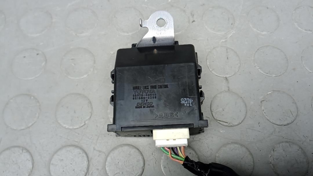 блок управления центральным замком Toyota C-HR 1 поколение 2017, 1.2 л., бензин, МКПП, 8597048040 - фото №1