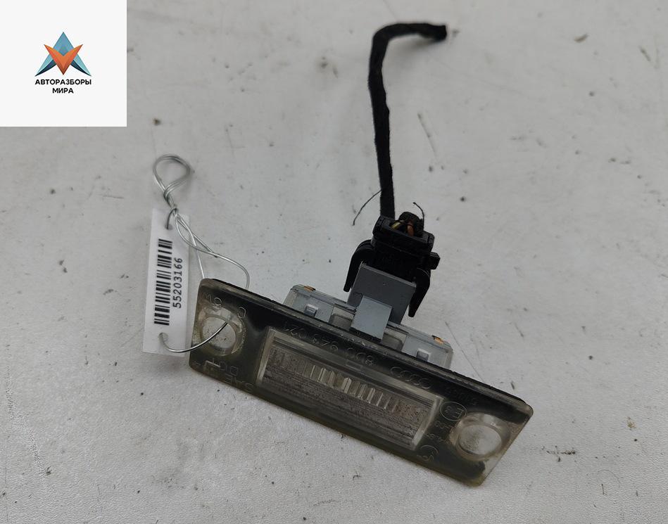 подсветка номера Audi A4 B5 1996, 1.6 л., бензин, МКПП, серый, седан, 8D0943021 - фото №1