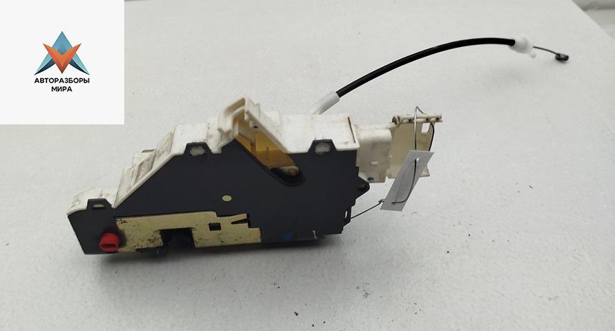 замок двери задней левой Peugeot 407 1 поколение 2004, 2.2 л., бензин, МКПП, серый, седан - фото №1