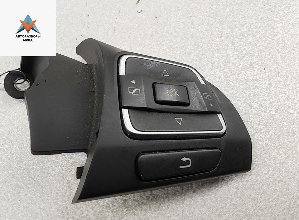 кнопки управления на руле Volkswagen Passat B7 2013, 2.0 л., дизель, МКПП, чёрный, универсал - фото №1