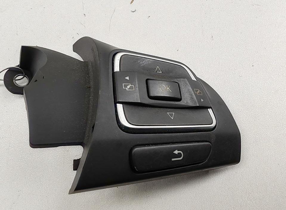 кнопки управления на руле Volkswagen Passat B7 2013, 2.0 л., дизель, МКПП, чёрный, универсал