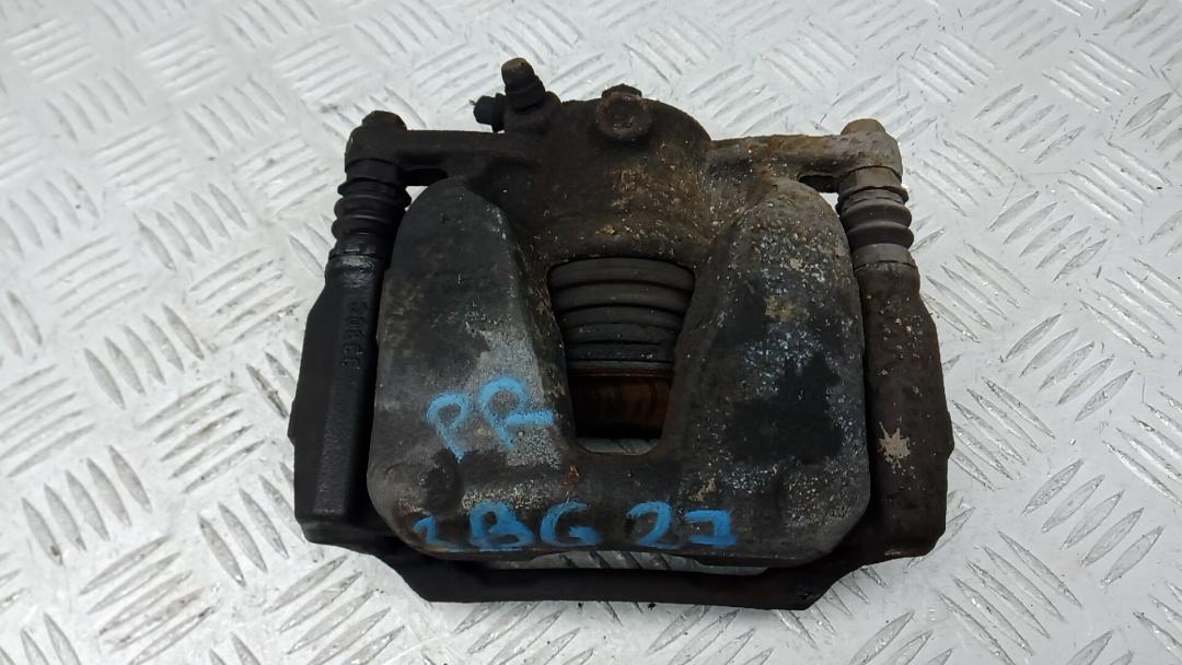 суппорт передний правый Renault Megane 4 поколение 2016, 1.5 л., дизель, МКПП, хетчбэк 5 дв. - фото №1