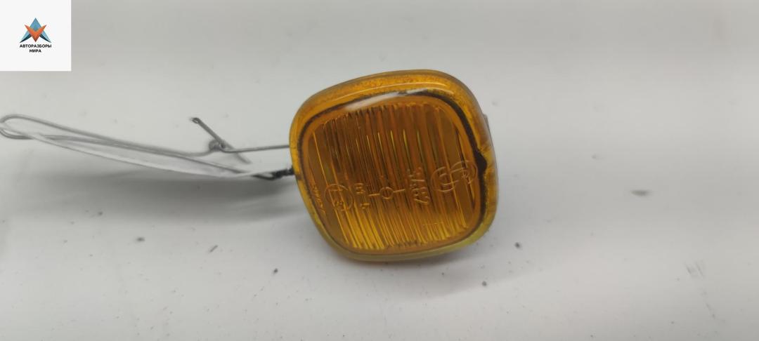 повторитель передний левый Audi A4 B5 1997, 1.6 л., бензин, МКПП, красный, седан, 4D0949127B - фото №1