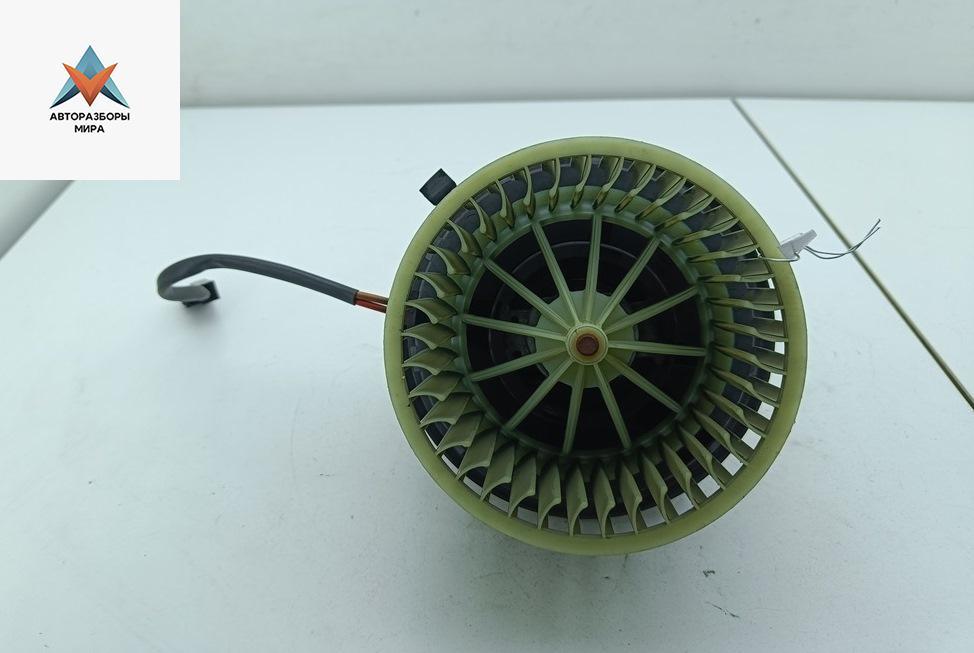 моторчик печки Audi A4 B5 1996, 1.6 л., бензин, МКПП, серый, седан, 893819021 - фото №1