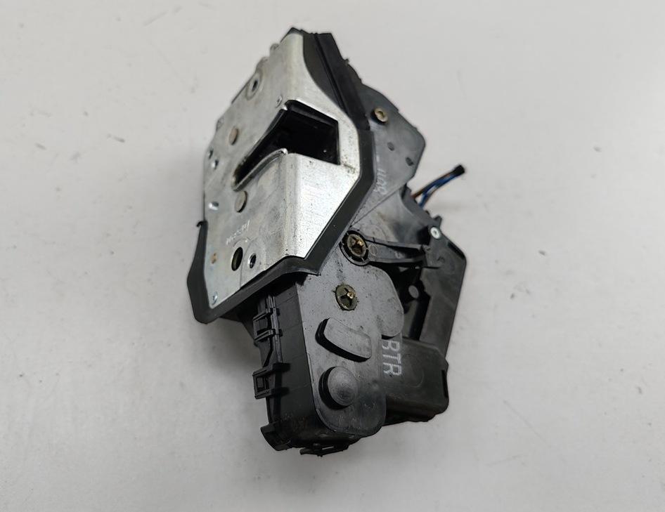 замок двери передней правой BMW 3 E46 1999, 2.0 л., дизель, МКПП, зелёный, универсал, 8206408