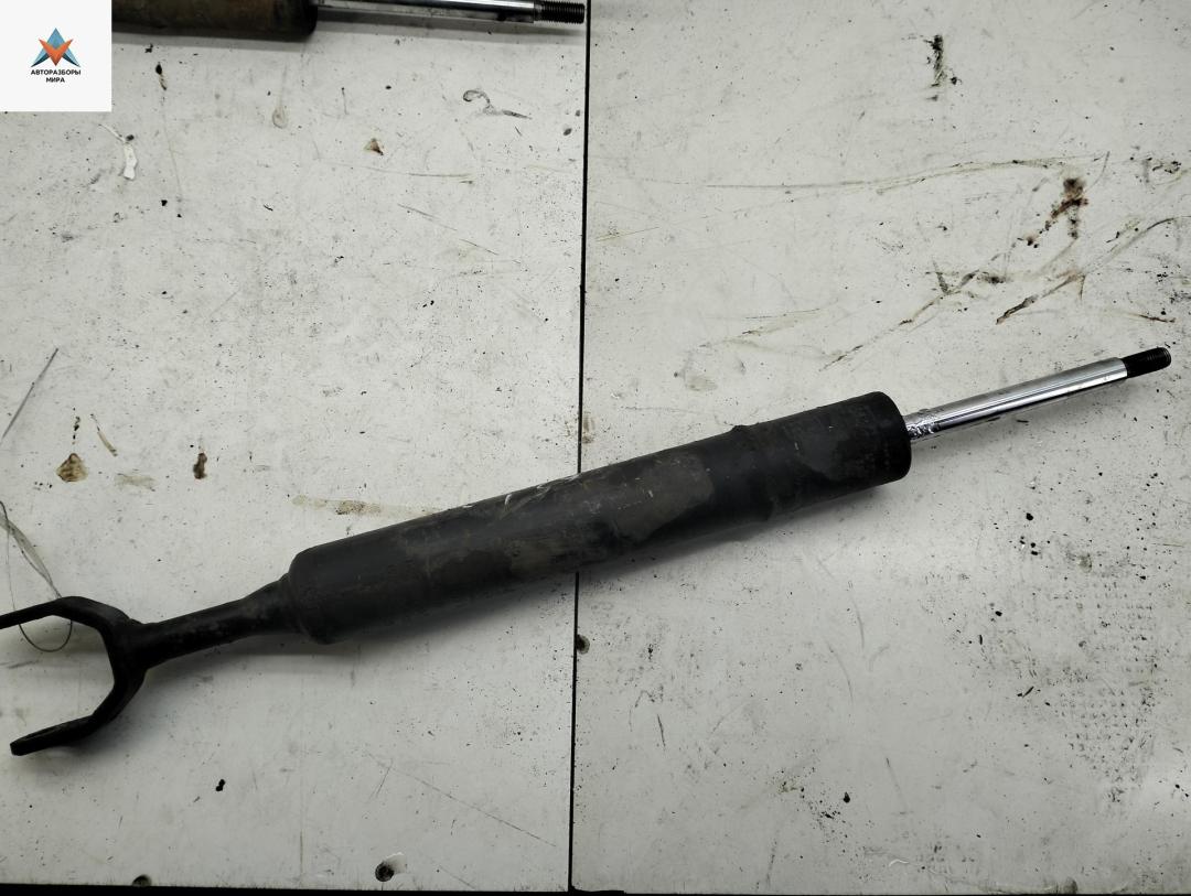 амортизатор передний правый Volkswagen Passat B5 1998, 2.3 л., бензин, МКПП, чёрный, универсал - фото №1