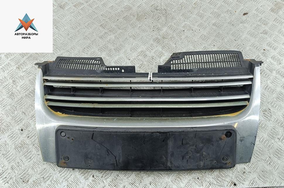 решетка радиатора Volkswagen Golf 5 поколение 2007, зелёный, универсал - фото №1