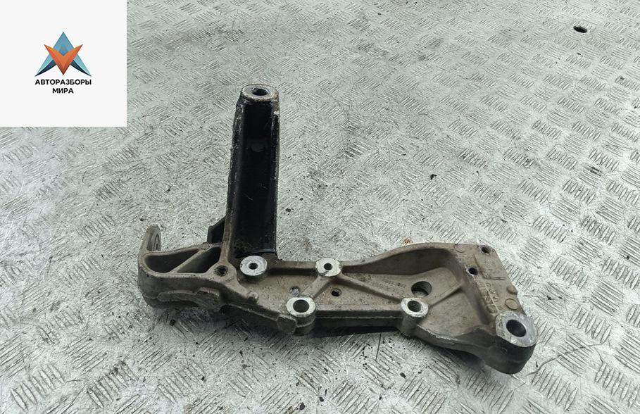 Кронштейн крепления рычага передней подвески Volkswagen Golf 5 поколение 2007, 1.4 л., бензин, МКПП, зелёный, универсал - фото №1