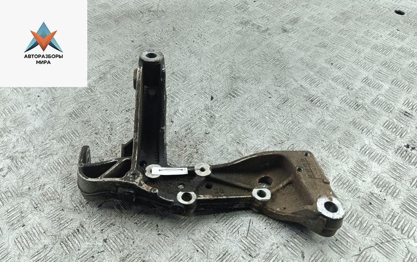 Кронштейн крепления рычага передней подвески Volkswagen Golf 5 поколение 2007, 1.4 л., бензин, МКПП, серый, хетчбэк 3 дв. - фото №1