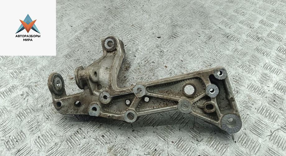 Кронштейн крепления рычага передней подвески Volkswagen Golf 5 поколение 2007, 1.4 л., бензин, МКПП, серый, хетчбэк 3 дв. - фото №1