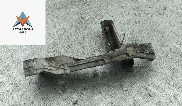 Кронштейн крепления рычага передней подвески Volkswagen Golf 5 поколение 2007, 1.4 л., бензин, МКПП, зелёный, универсал - фото №1