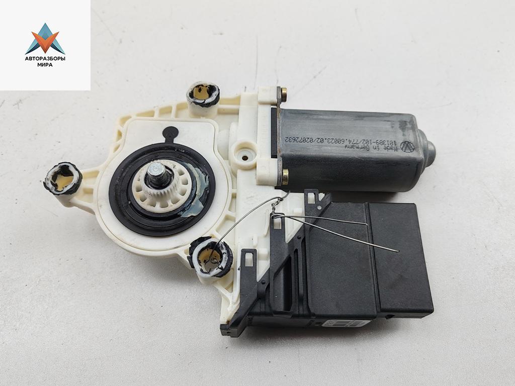 моторчик стеклоподъемника задний левый Volkswagen Golf 4 поколение 2002, 1.4 л., МКПП, хетчбэк 5 дв., 105406301 - фото №1