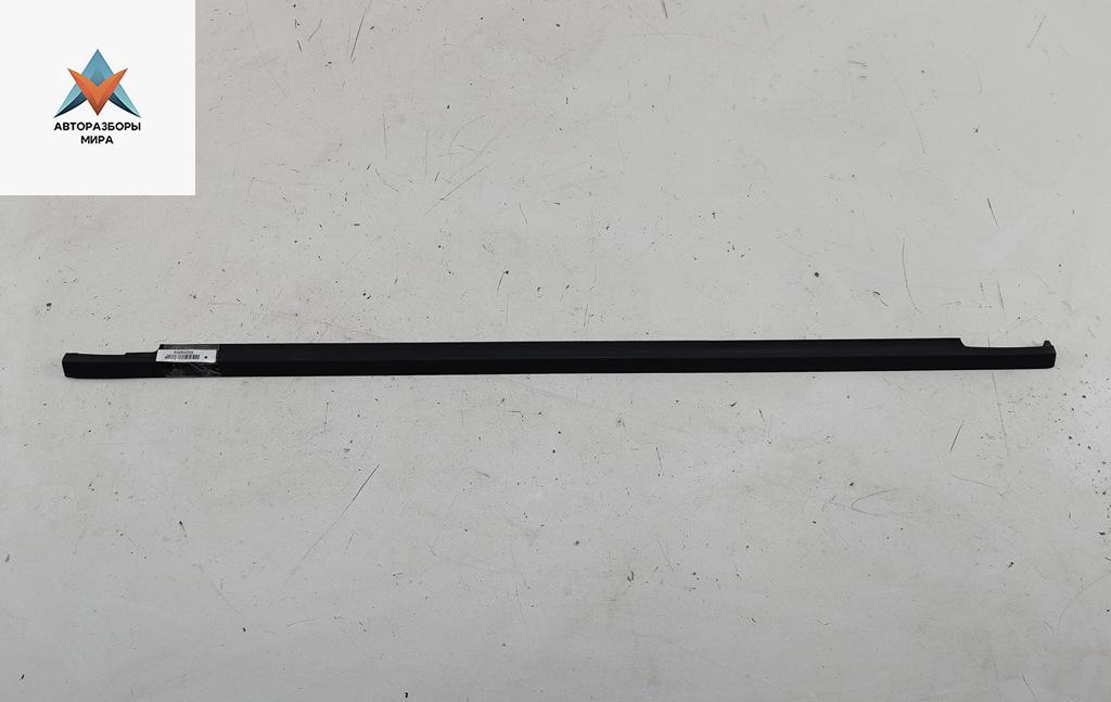 Молдинг стекла двери задней правой наружный Volkswagen Passat B5 1999, 1.6 л., бензин, МКПП, синий, универсал - фото №1