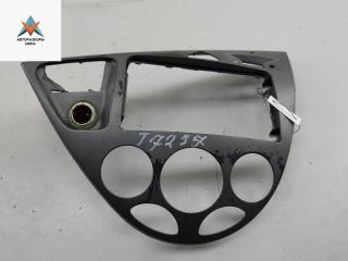 рамка под магнитолу Ford Focus 1 поколение [рестайлинг] 2003, 1.6 л., i, бензин, МКПП, красный, хетчбэк 5 дв., 98ABA046A04AE