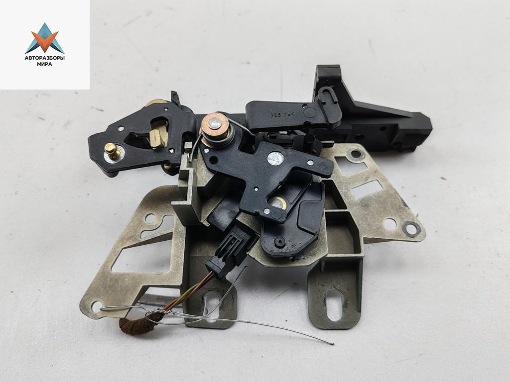 ручка крышки багажника Volkswagen Passat B5 1999, синий, универсал, 3B0827297R - фото №1