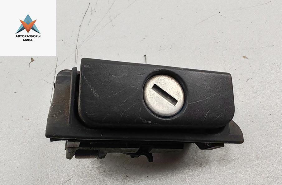 кнопка открытия багажника Volkswagen Golf 3 поколение 1997, 1.8 л., бензин, АКПП, зелёный, хетчбэк 5 дв., 1H6827571 - фото №1