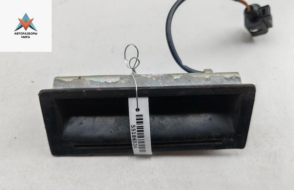 кнопка открытия багажника Volkswagen Golf 4 поколение 2000, 1.4 л., бензин, МКПП, серый, универсал, 1J0827566 - фото №1