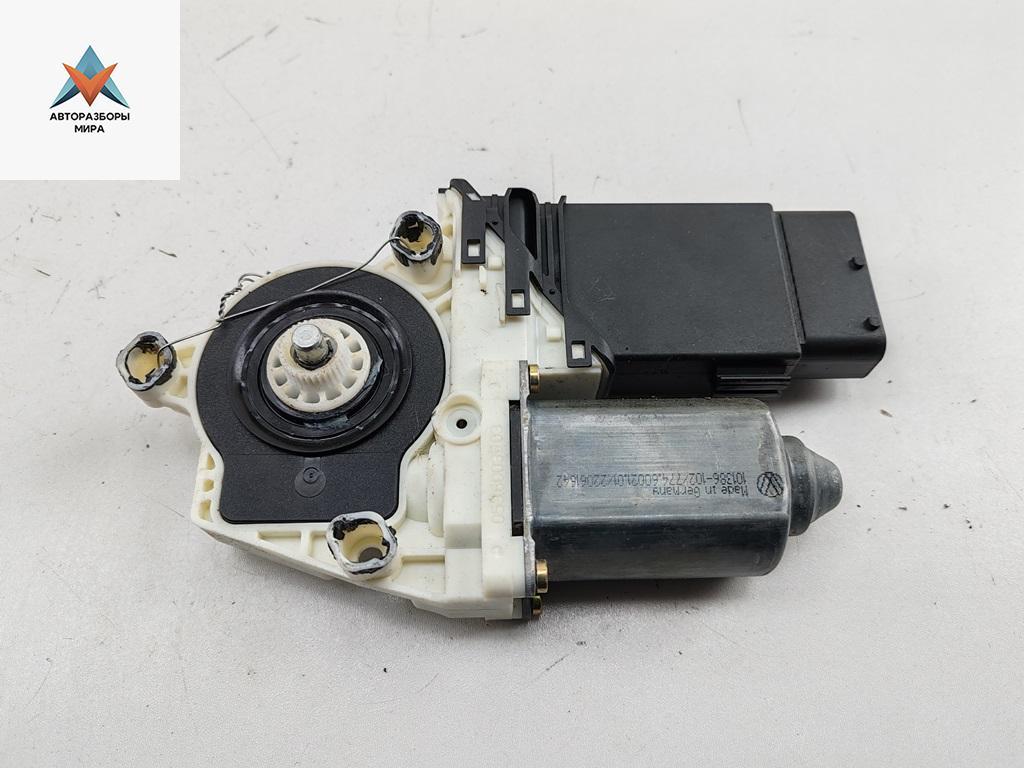 моторчик стеклоподъемника передний правый Volkswagen Golf 4 поколение 2001, 2.0 л., бензин, МКПП, синий, универсал, 105415-301 - фото №1