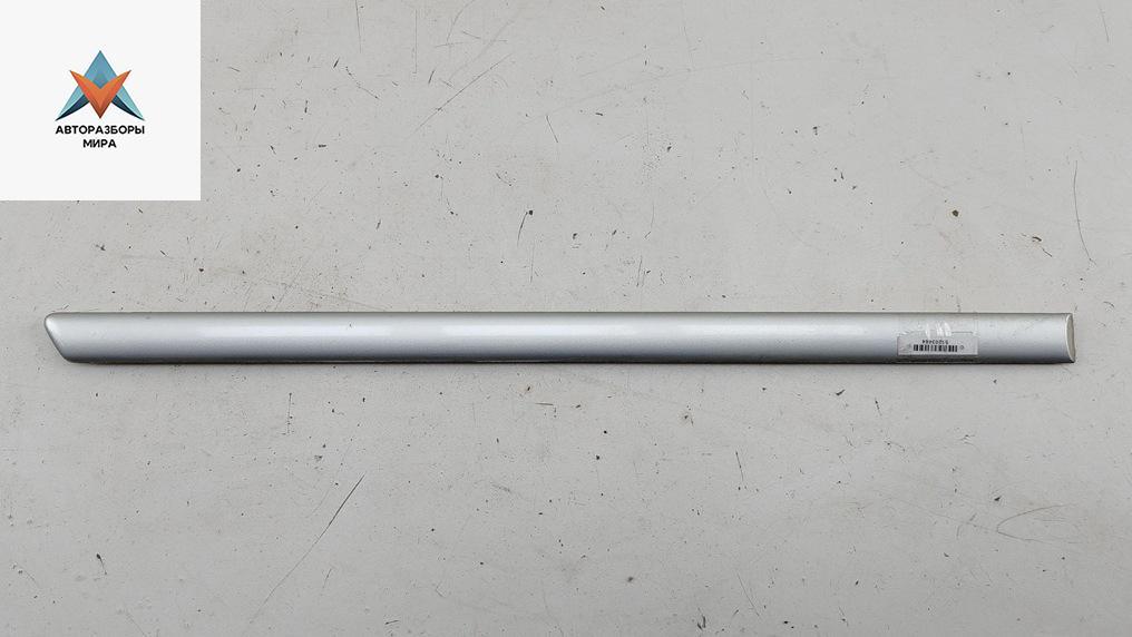 молдинг двери задней правой Volkswagen Bora 1 поколение 2003, 2.0 л., бензин, МКПП, серый, седан, 1J4853754B - фото №1