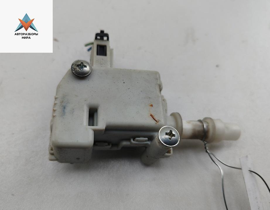 активатор замка багажника Volkswagen Golf 4 поколение 1999, 1.4 л., бензин, МКПП, синий, хетчбэк 5 дв., 1J6862159A, 3B0959781B - фото №1