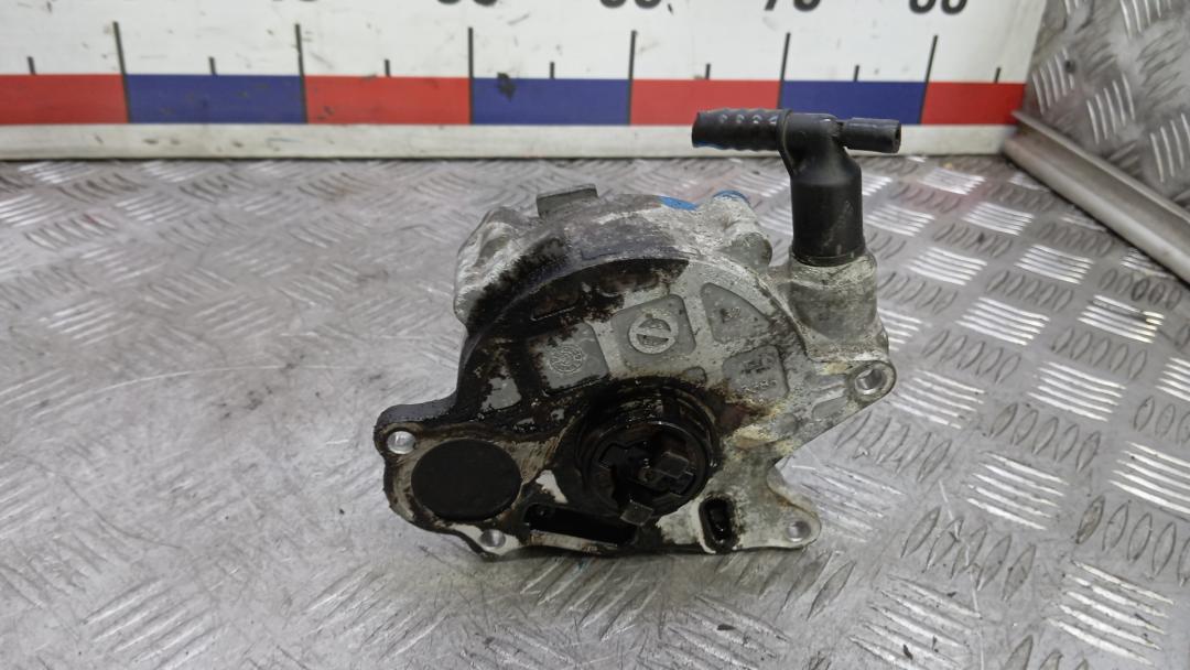 насос вакуумный Skoda Yeti 1 поколение 2010, 2.0 л., дизель, АКПП, внедорожник 5 дв., 03L145100F - фото №1