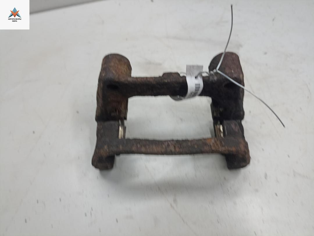 скоба суппорта Opel Zafira 1 поколение (A) 2002, 2.2 л., бензин, АКПП, серый, минивэн - фото №1