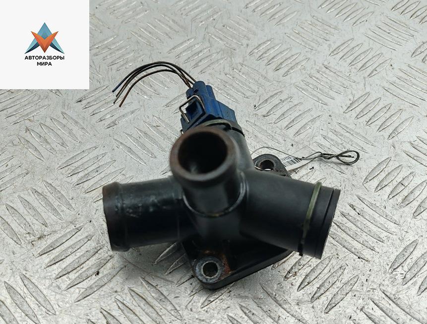 фланец (тройник) системы охлаждения Audi A4 B5 1997, 1.6 л., бензин, МКПП, красный, седан, 050121133C - фото №1