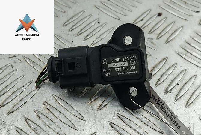датчик абсолютного давления Volkswagen Golf 5 поколение 2004, 1.4 л., бензин, МКПП, чёрный, хетчбэк 5 дв., 0261230095, 03C906051 - фото №1