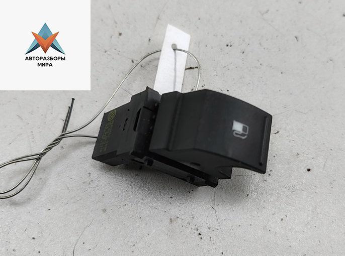 Кнопка открывания лючка топливного бака Volkswagen Golf 5 поколение 2007, 1.4 л., бензин, МКПП, серый, хетчбэк 3 дв., 7L6959833B - фото №1