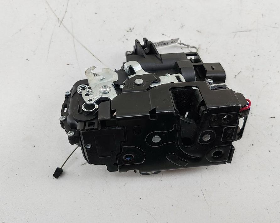 замок двери передней левой Volkswagen Passat B5+ (GP) 2002, 2.0 л., бензин, МКПП, серый, универсал