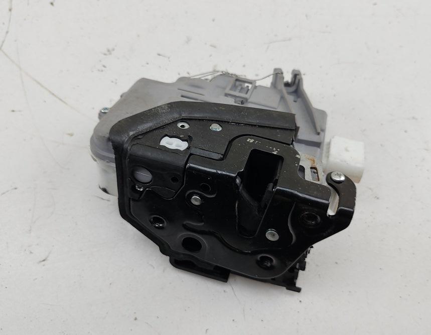 замок двери передней левой Volkswagen Passat B6 2008, 2.0 л., дизель, МКПП, чёрный, универсал, EDMD22