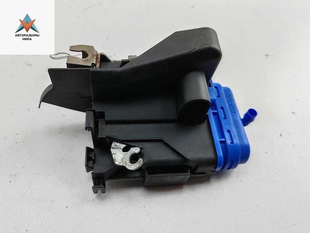 замок двери задней левой Audi A4 B5 1997, 1.6 л., бензин, МКПП, красный, седан, 8D0839015A - фото №1